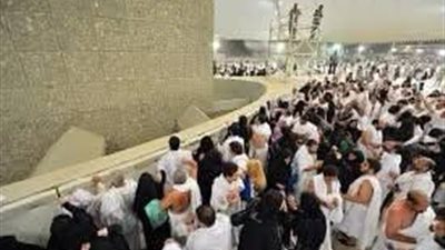 حجاج بيت الله يرمون جمرة العقبة الكبرى في مشعر منى