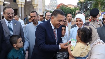 محافظ القليوبية يوزع الورود والهدايا على المحتفلين بكورنيش النيل ببنها