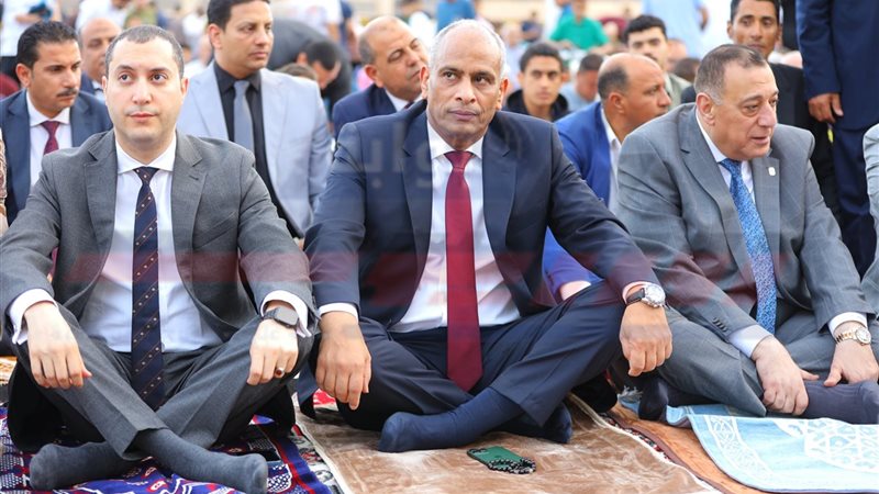 المحافظ يؤدي صلاة