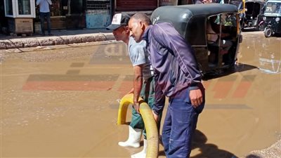 بعد انفجاره.. بدء إصلاح خط طرد مياه الصرف الصحي بميدان الأحمدي بسمالوط في المنيا