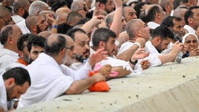 الحجاج يواصلون أداء المناسك بين رمي الجمرات وطواف الوداع