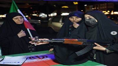 عسكرة شوارع إيران تدريب المدنيين على حمل السلاح فى الميادين العامة 