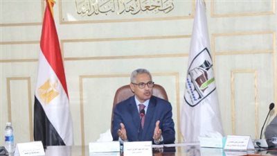 محافظ بني سويف يناقش إدارة المراجعة الداخلية والحوكمة لمتابعة سير العمل بالجهات الحكومية