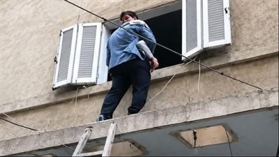 بين عاطفة الأب وحدود القانون.. خبراء قانون يوضحون الموقف القانوني لواقعة تسلق أب لرؤية طفله