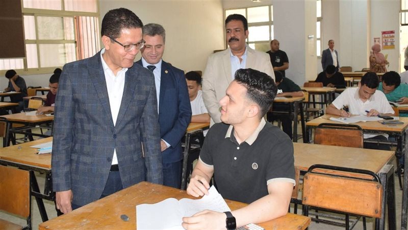 رئيس جامعة بنها يتفقد
