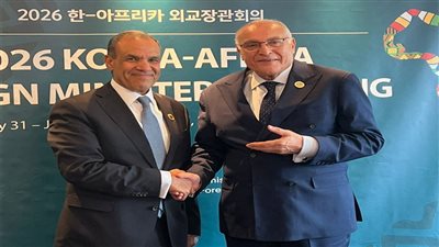 وزير الخارجية يلتقي نظيره الجزائري لبحث سبل تعزيز التعاون الثنائي والتطورات الإقليمية