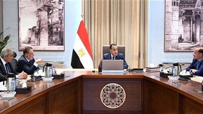 رئيس الوزراء يجتمع مع محافظ البنك المركزي ووزير المالية لاستعراض عددٍ من الملفات
