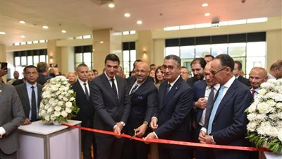 وزيرا التموين والصناعة يفتتحان 