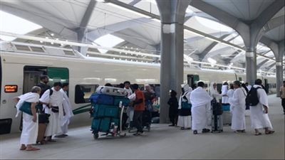 السعودية: قطار الحرمين يواصل تشغيله المكثف.. 75 رحلة و9 آلاف حاج للمدينة المنورة خلال يوم واحد