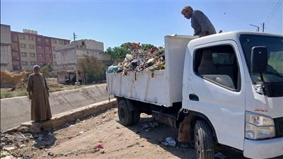 حملات مكثفة للنظافة ورفع أكثر من 550 طن مخلفات بمراكز المنيا