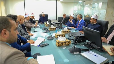 أمين مجمع البحوث الإسلاميَّة يجتمع برؤساء الإدارات