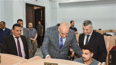 رئيس جامعة مدينة السادات يتفقد امتحانات 