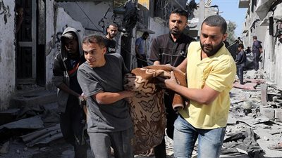 استشهاد فلسطيني وإصابة آخرين في قصف إسرائيلي على خيمة نازحين جنوب غزة