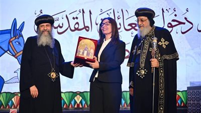 بحضور البابا تواضروس.. تكريم وزيرة الثقافة بالكاتدرائية المرقسية