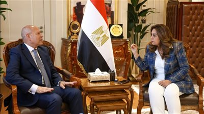 وزيرة التنمية المحلية تستعرض مع محافظ القاهرة خطط تطوير منظومة النظافة 