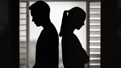 زوجة تطلب الخلع بعد اتهام زوجها بمعاكسة صديقاتها في شهر العسل