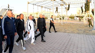 القائد العام للقوات المسلحة يتفقد منظومة الإعداد والتأهيل لطلبة الكليات العسكرية والدورات المدنية 