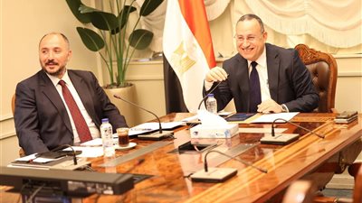 وزير التعليم العالي يوجه بتكثيف القوافل المتكاملة داخل المحافظات والدول الإفريقية