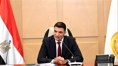 وزير الصناعة يصل العاصمة اللاتفية للمشاركة في منتدى الأعمال الخاص بالبنك الأوروبي لإعادة الإعمار