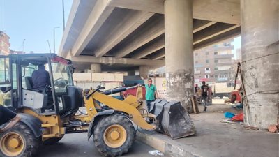 استجابة لشكاوى المواطنين.. إزالة الإشغالات والتعديات أسفل كوبري الساعة بالإسكندرية