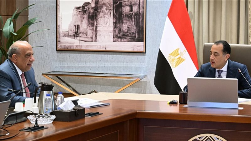 رئيس الوزراء مع وزير