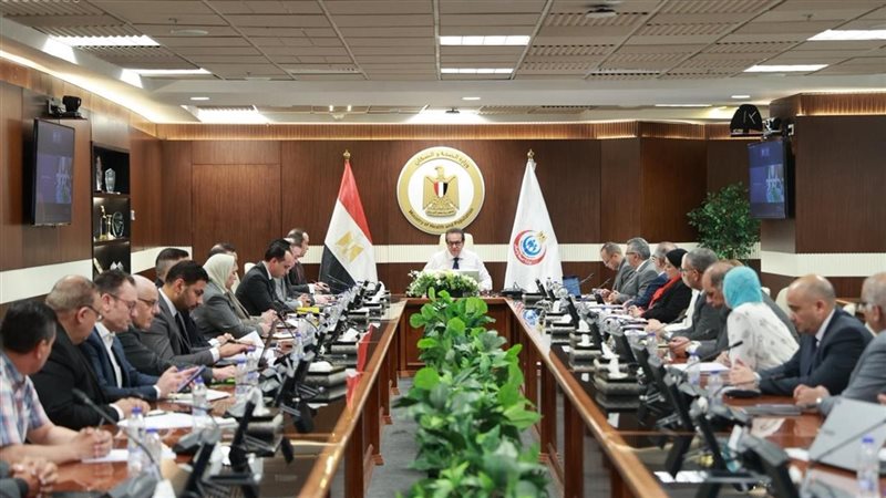 اجتماع وزير الصحة