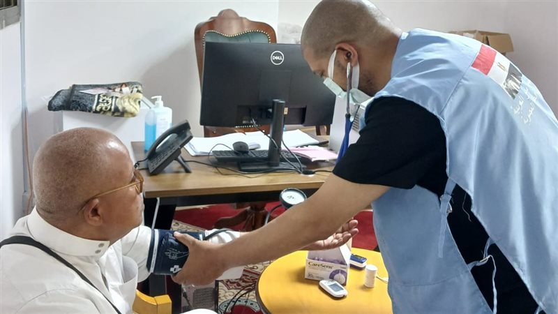 فحص أحد الحجاج