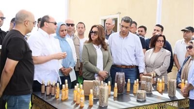 وزيرة التنمية والبيئة ورئيس تنمية الصعيد ومحافظ البحر الأحمر يتفقدون مشروع الجوجوبا