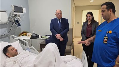 سفير مصر بالكويت يطمئن على الحالة الصحية لمواطن مصري أصيب في الهجوم الإيراني الأخير على الكويت