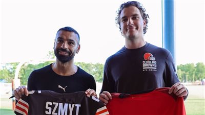 صلاح يتبادل قميص منتخب مصر مع نجم كليفلاند براونز لكرة القدم الأمريكية