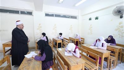 الشيخ أيمن عبدالغني يتفقد امتحانات الثانوية الأزهرية بالقاهرة في أول أيامها