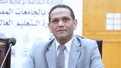 نائب رئيس الجامعة يتفقد الاختبارات الإلكترونية لكلية طب البنين بالقاهرة