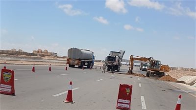 إصلاح هبوط أرضي بالطريق الدولي الساحلي مطروح - الإسكندرية