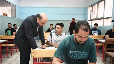 محافظ الغربية يتفقد لجان امتحانات الدبلومات الفنية بطنطا
