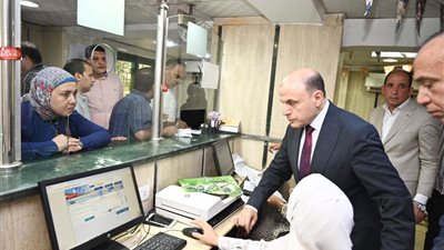 محافظ الغربية يتابع الخدمات وطلبات المواطنين فى حي ثان طنطا