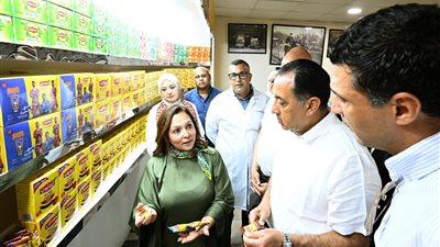 رئيس الوزراء يفتتح خط إنتاج جديد لمصنع 
