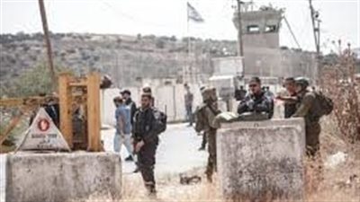 الاحتلال الإسرائيلي ينصب حواجز عسكرية ويخطط لبؤر استيطانية جديدة تهدد الأراضى الفلسطينية