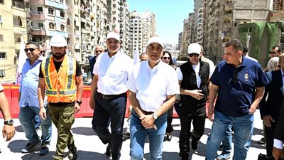 رئيس الوزراء يتفقد أعمال إنشاء محور 