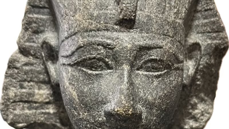 أحد القطع الأثرية