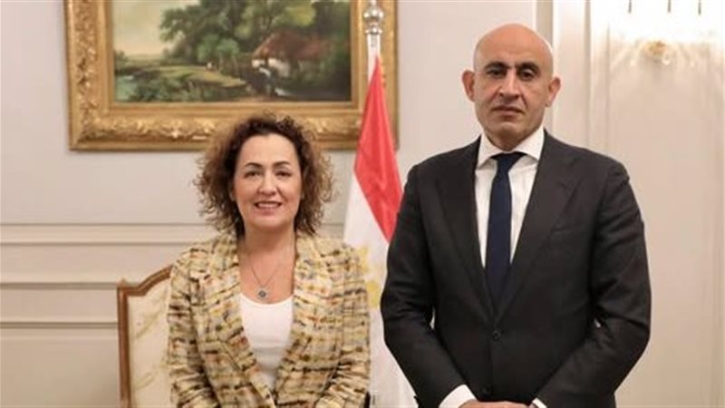 وزير التعليم وإستر