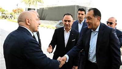 رئيس الوزراء يفتتح خط إنتاج 