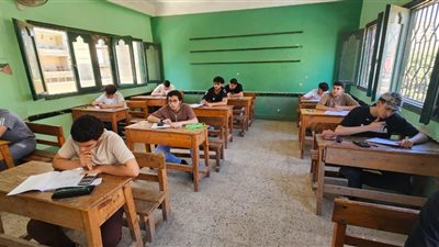 طلاب الثانوية الأزهرية يواصلون امتحاناتهم بأداء الرياضيات البحتة وسط انضباط كامل باللجان