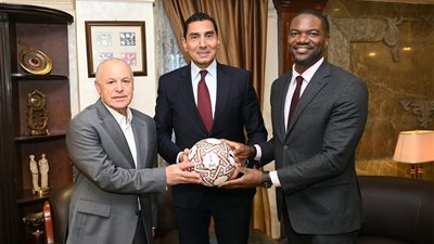 بحضور رئيس الاتحاد المصري.. وزير الرياضة يلتقي الأمين العام للاتحاد الأفريقي لكرة القدم