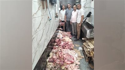 ​ضبط 250 كيلوجرامًا من اللحوم والدواجن الفاسدة داخل مخزن لتجهيز الوجبات بمنفلوط