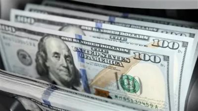 تراجع الدولار الأمريكي مع تنامي آمال التوصل إلى اتفاق لإعادة فتح مضيق هرمز