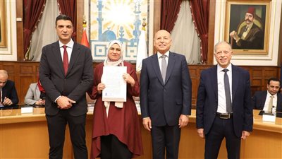 محافظ القاهرة ووزير الصناعة يسلمان 43 عقد تقنين لمصانع وورش شق الثعبان