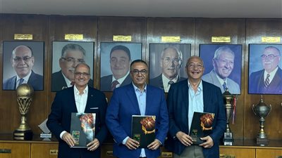 عمرو مصيلحي وأحمد حسن يوقعان عقود استضافة سبورتنج للبطولة العربية للأندية لسيدات السلة