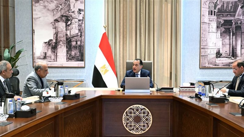 رئيس الوزراء مع وزير المالية ووزير الكهرباء خلال الاجتماع