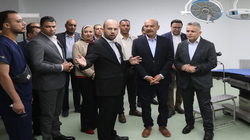 محافظ السويس خلال جولته بمستشفى السويس الجامعي