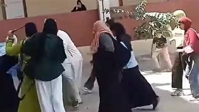 رفضت الغش.. فيديو الاعتداء على معلمة يثير موجة غضب على مواقع التواصل